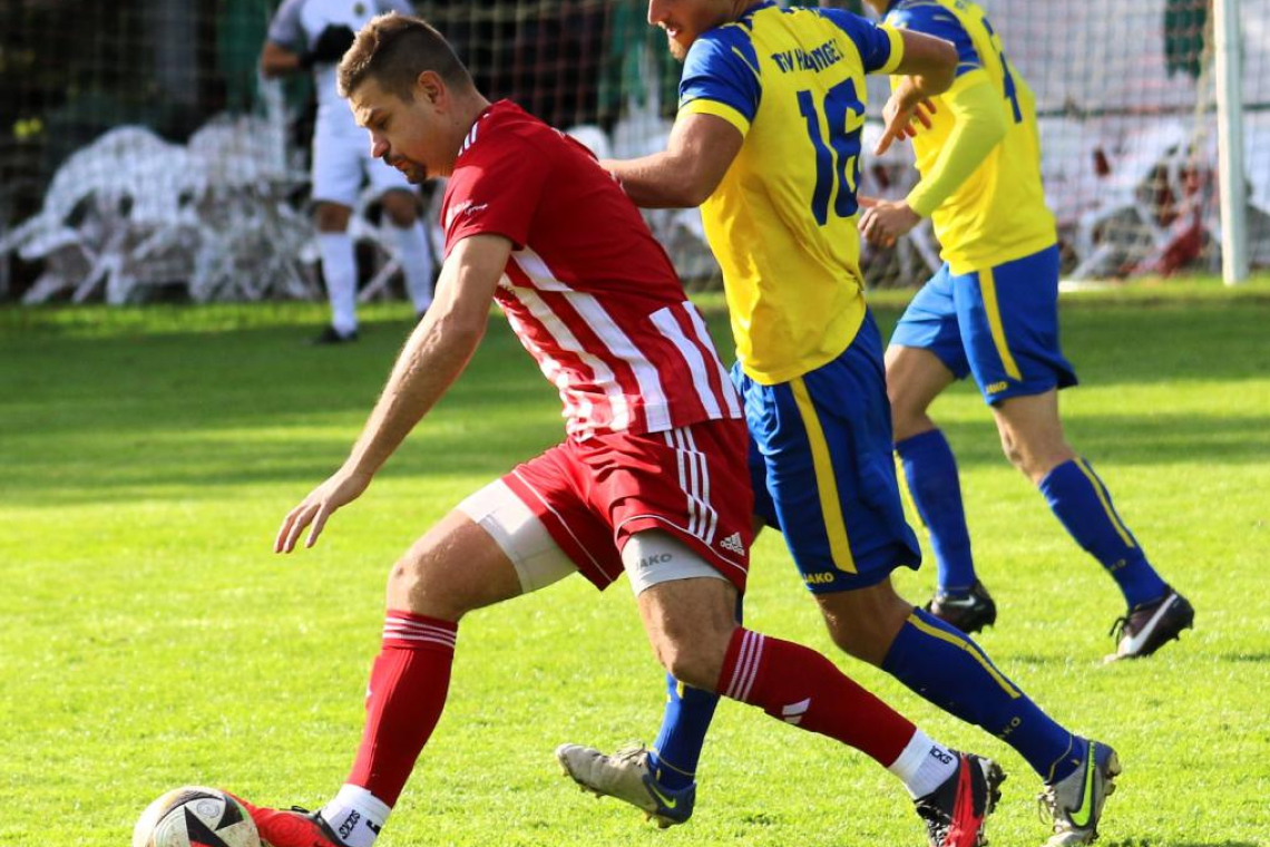 Mit seinem ersten Treffer seit dem zweiten Spieltag rettete VfB-Goalgetter Nikola Vintonjak (am Ball) Sennfeld spät einen Zähler gegen Höpfingen (gelb). Foto: Klaus Narloch