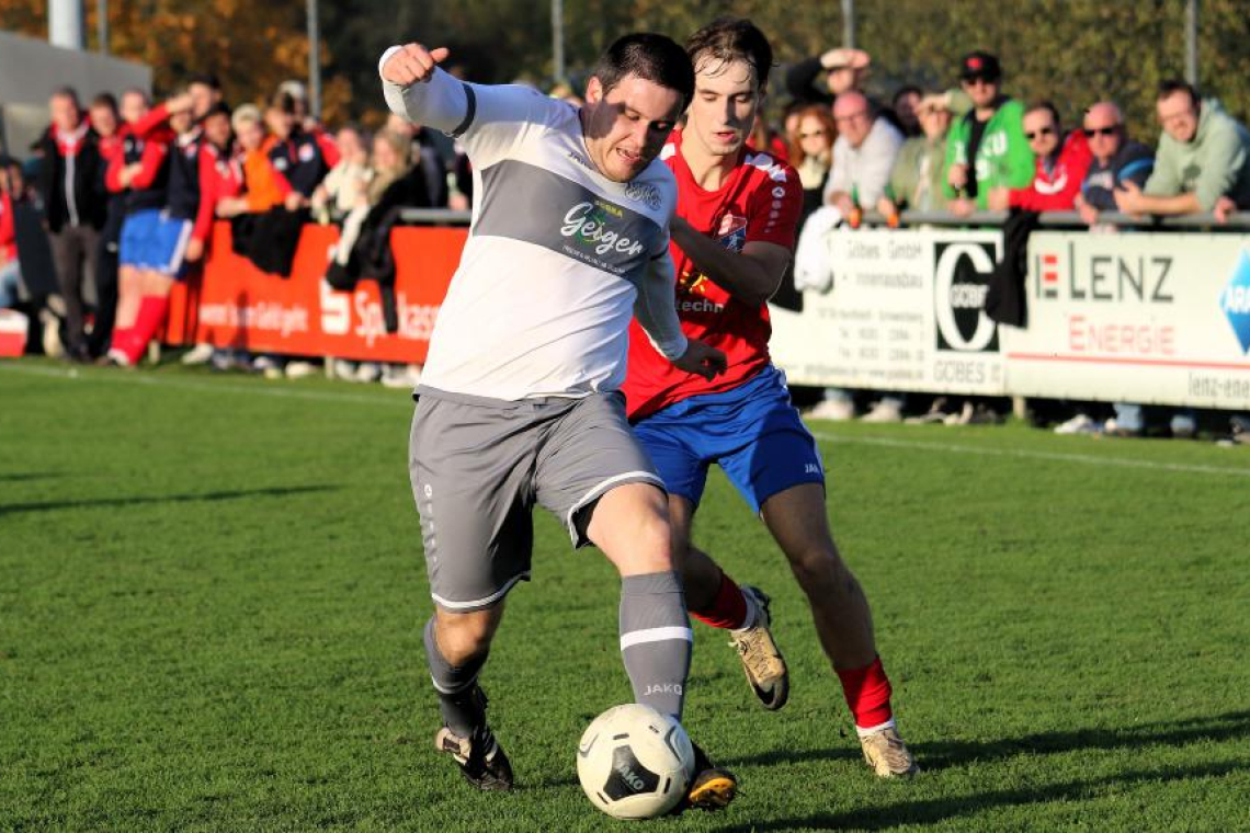 Die SpG Krautheim/Westernhausen (weiß) gewann auch bei der SG Erftal (rot) und bleibt damit weiter dran am Spitzenduo. Der Aufsteiger dagegen hat nur noch zwei Zähler Vorsprung auf die Gefahrenzone. Foto: Klaus Narloch